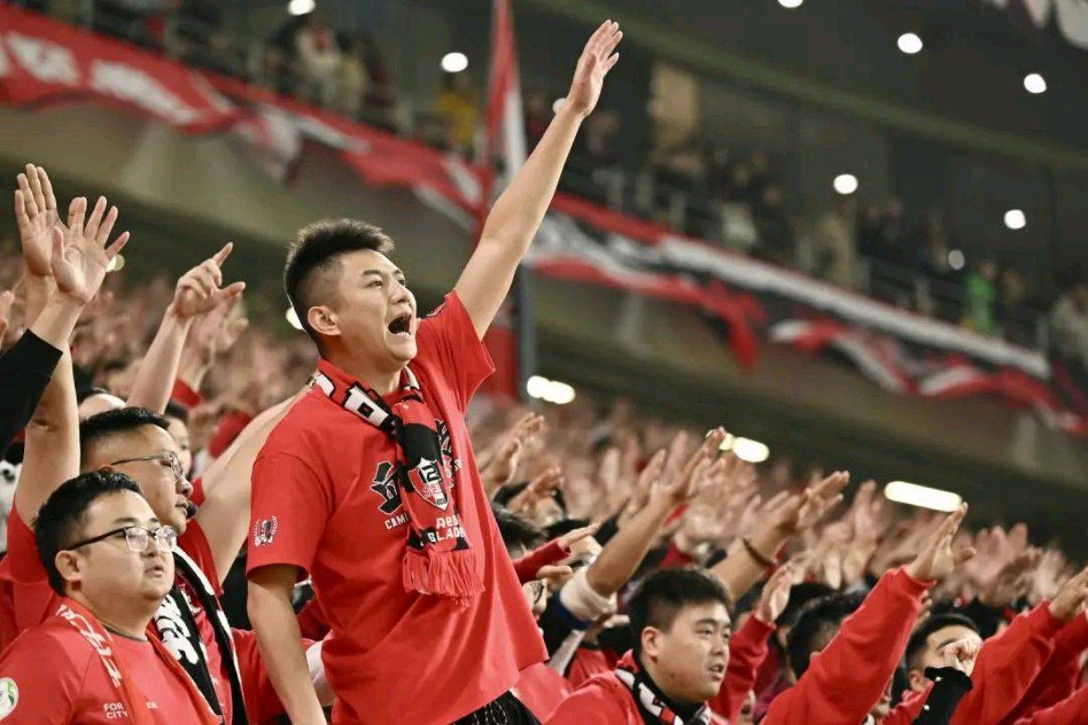 包含足球热潮持续升温，球迷狂热支持着各支球队的词条