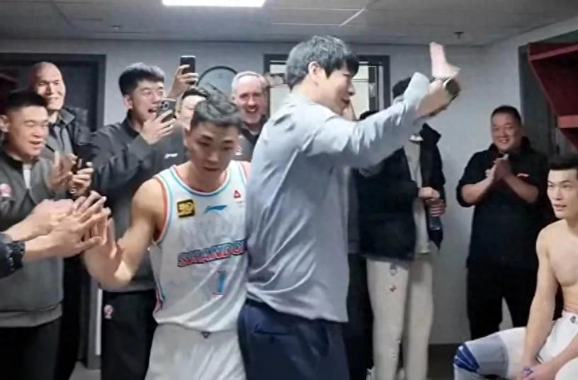 山东男篮击败对手，全队合作默契赢得比赛