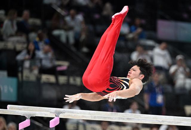 日本体操选手获得全能冠军登上巅峰